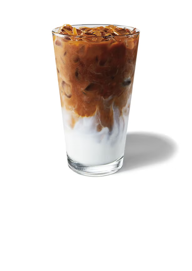 En iced caramel macchiato i et højt glas