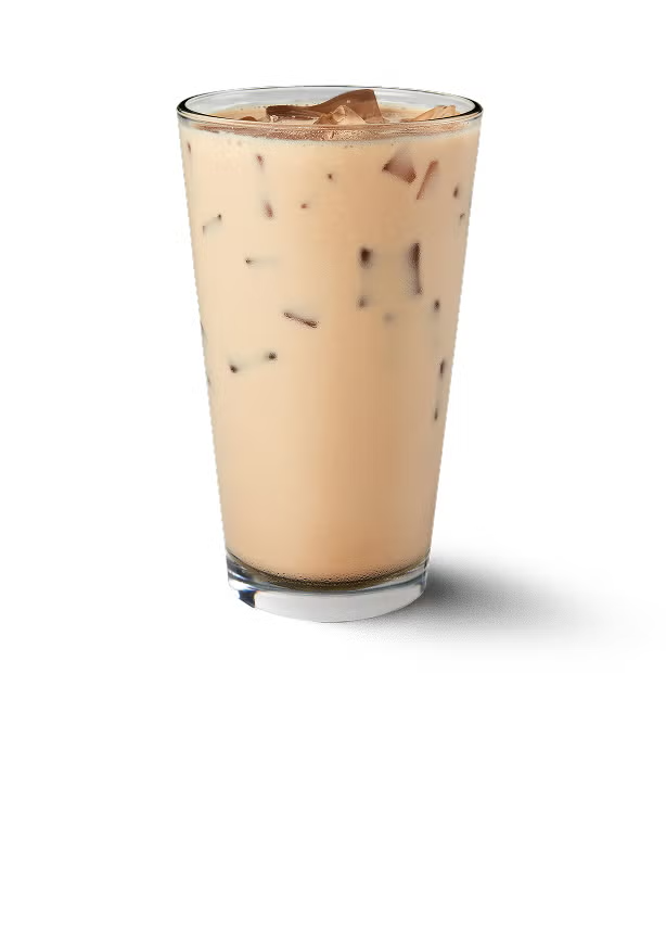 En iced chai latte i et højt glas