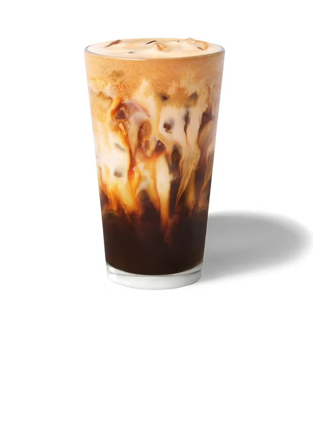 En ced Brown Sugar Oat Shaken Espresso i et højt glas