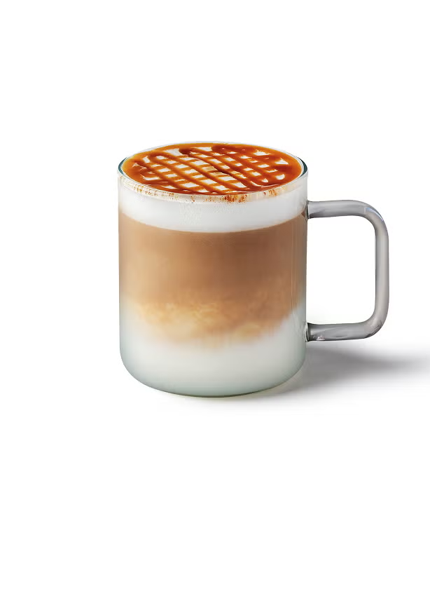 En caramel macchiato i et glaskrus