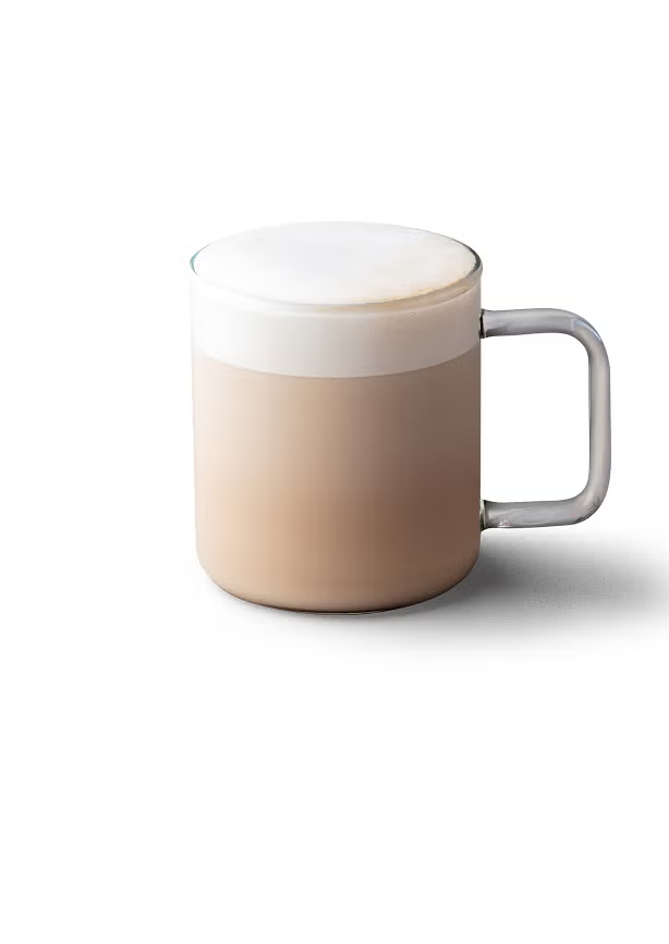En chai latte i et glaskrus 