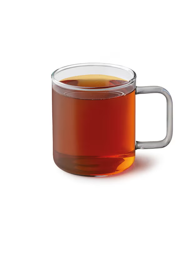 En Teavana™ English Breakfast Tea i et glaskrus