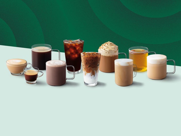 Et udvalg af kaffe og andre drikke arrangeret i to rækker 