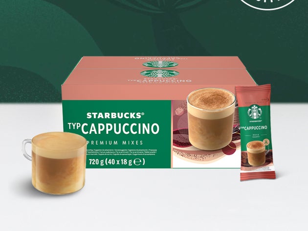 Starbucks® Cappuccino Premium Instant Coffee i et glaskrus vist sammen med et brev og emballage